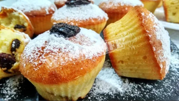 Сирні мафіни з родзинками в силіконових формах