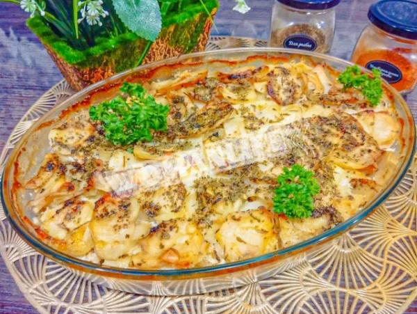 Минтай з картоплею в сметані