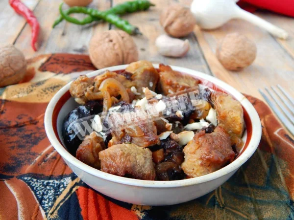 Яловичина з чорносливом і горіхами