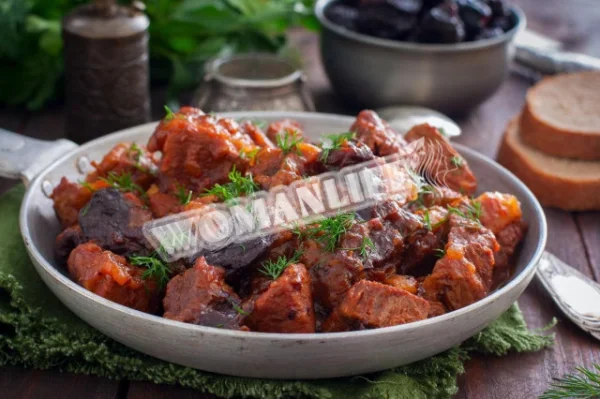 Яловичина з чорносливом на сковороді