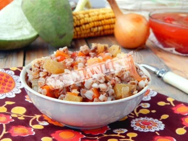 Гречка з фаршем і овочами