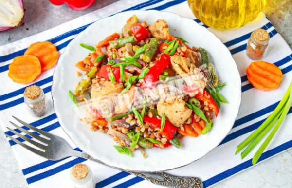 Гречка з куркою та овочами