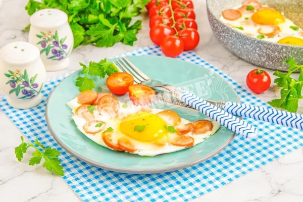 Сосиски з яйцями на сковороді