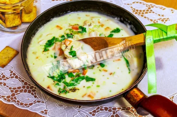 Тушкована грудка в сметані на сковороді