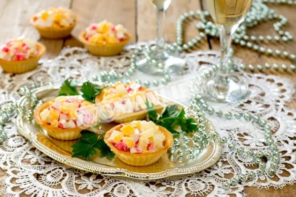 Тарталетки з ананасом і крабовими паличками
