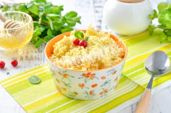 Розсипчаста пшоняна каша на молоці
