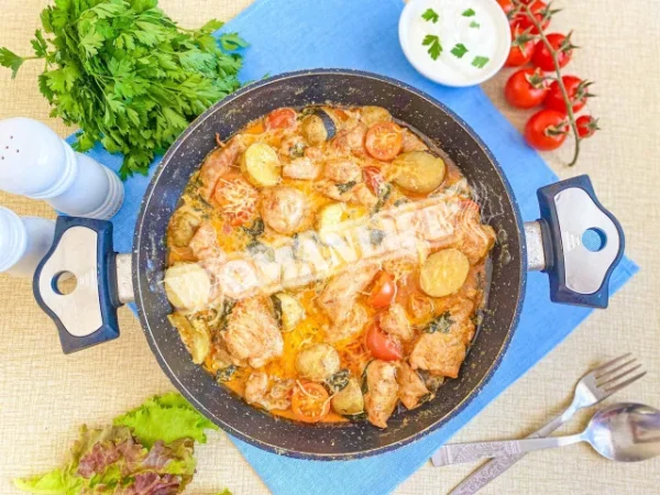 Картопля з курячим філе в сметанному соусі