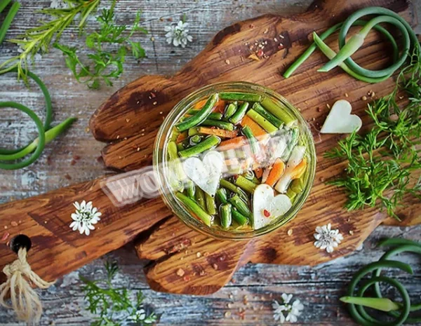 Салат з часниковими стрілками на зиму