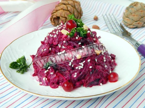 Салат з буряка і моркви з родзинками