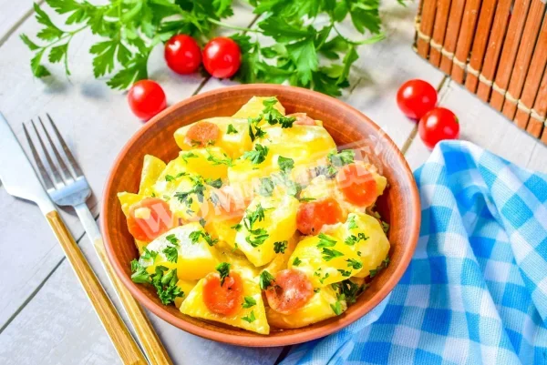 Картопля, тушкована в сметані