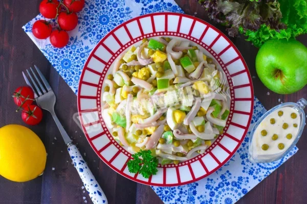 Салат з кальмарами, яблуком і яйцем