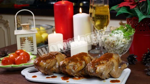 Курячі корнішони перепілки в соусі з гарніром