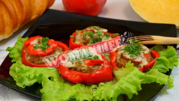 Фарш, запечений кружечками болгарського перцю