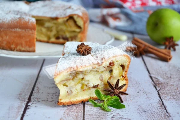 Шарлотка з яблуками в сметані в духовці