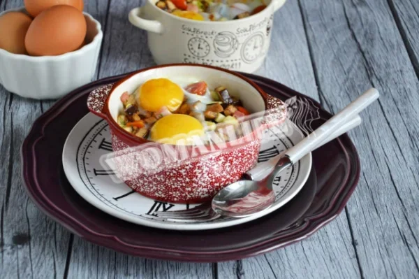 Запечені яйця з шинкою та овочами