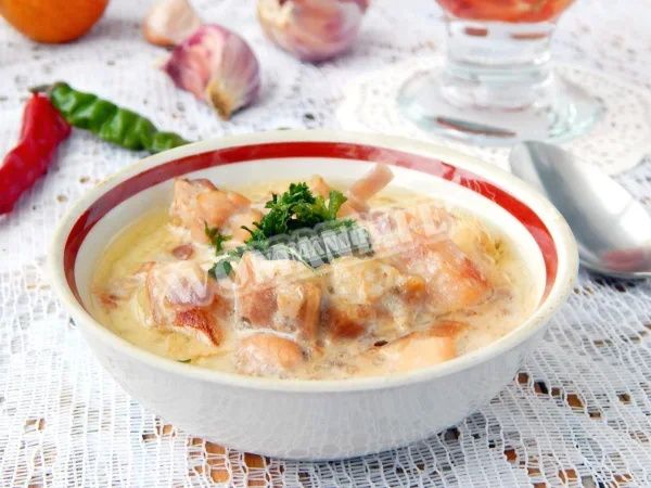 Індичка, тушкована в сметані на сковороді