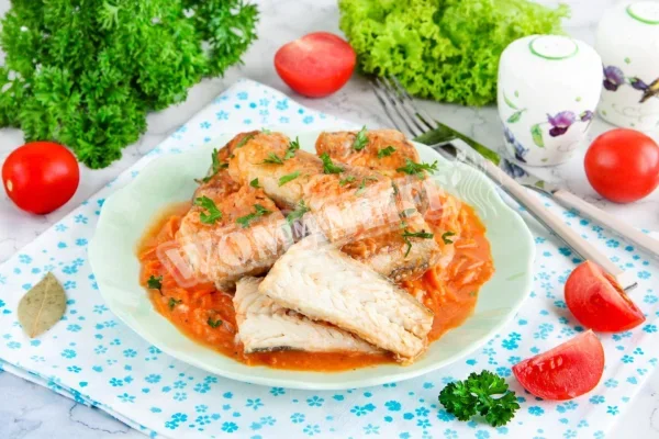 Минтай цибуля морква томатна паста