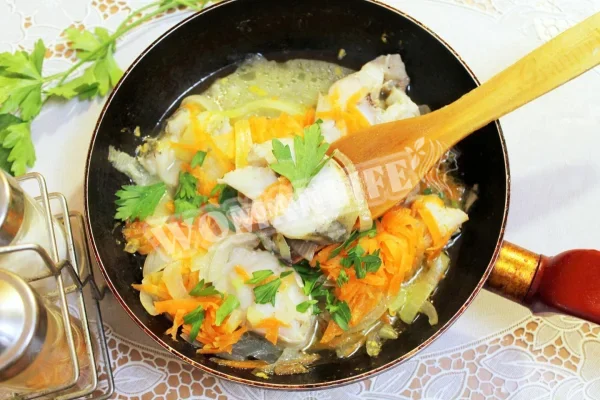 Минтай тушкований на сковороді з цибулею і морквою