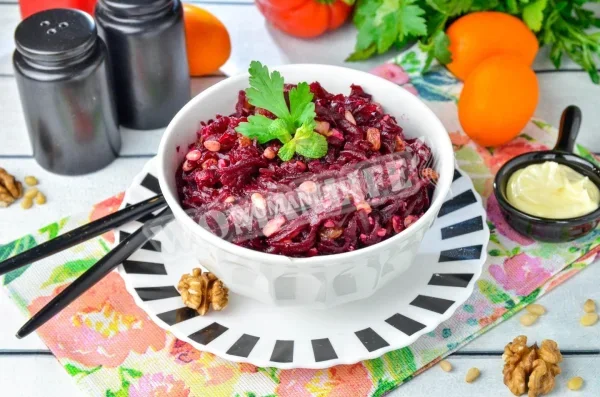 Салат з буряка з родзинками