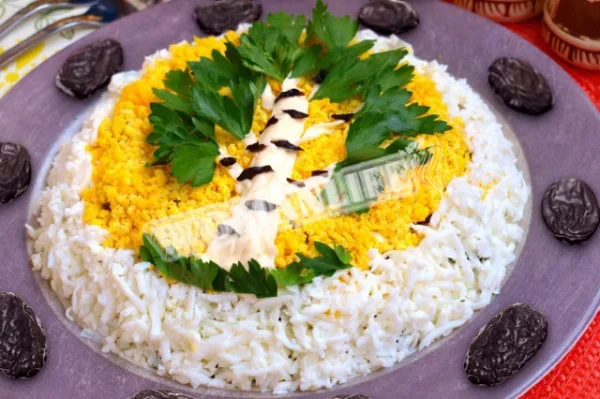 Салат березовий з чорносливом шарами