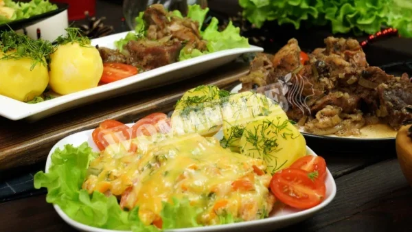 Філе індички з овочами, майонезом і часником в духовці