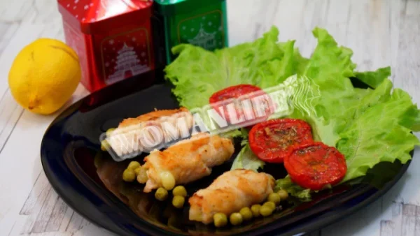 Курячі рулетики з сиром і начинкою на сковороді