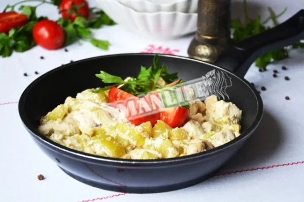 Куряче філе в сметані на сковороді з цукіні і каррі