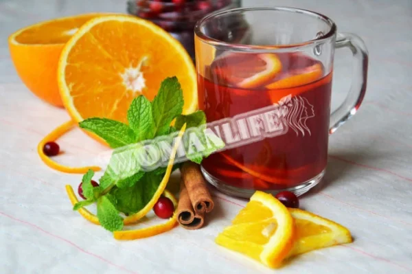 Брусничний сік з апельсином і корицею