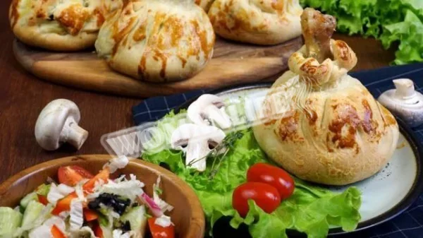 Куряча ніжка в хрусткому пакетику з грибами та картоплею