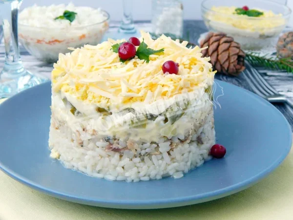 Листковий салат з рисом і рибними консервами
