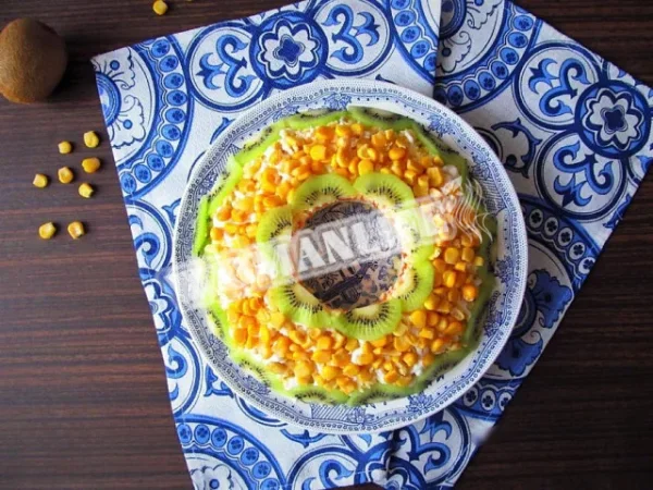 Салат з куркою, кукурудзою, морквою та яйцем шарами