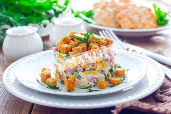 Салат з кукурудзяною ковбасою і грінками