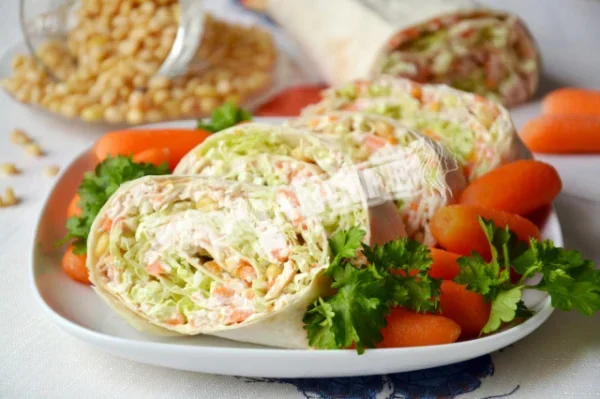 Рулет з лаваша з куркою, горіхами та овочами