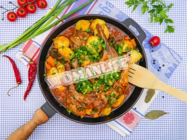 Тушкований кролик з картоплею