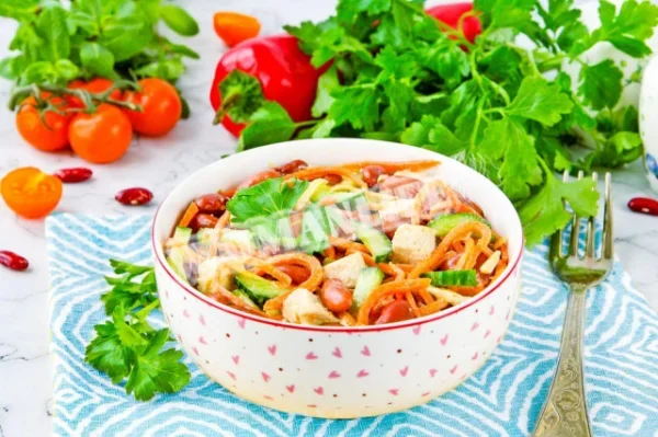 Салат з куркою і корейською морквою