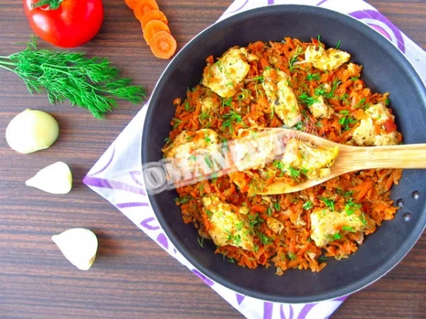 Куряча грудка з морквою і цибулею на сковороді