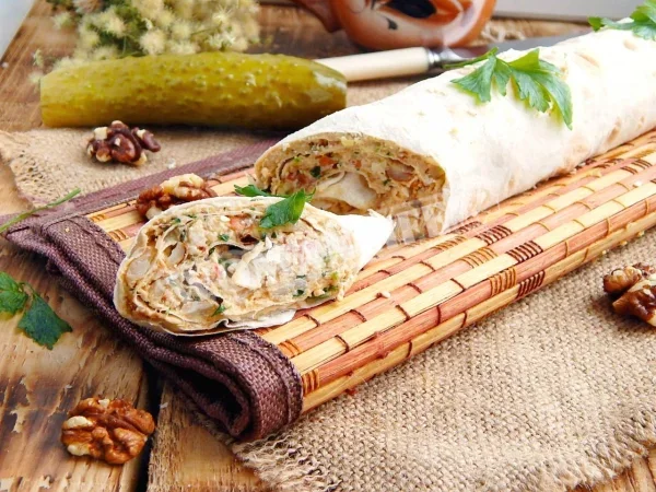 Рулет з лаваша з куркою і сиром