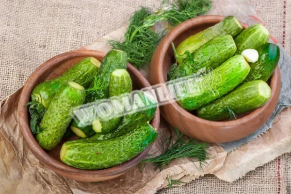 Мариновані огірки на сковороді