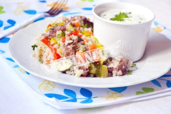 Баранина з овочами та рисом