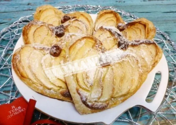 Листкові сердечка з яблуками та сирним кремом