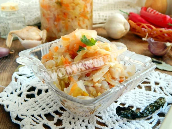 Маринована капуста з яблуками на зиму