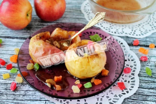Яблука, запечені з медом, корицею і волоськими горіхами в мікрохвильовці