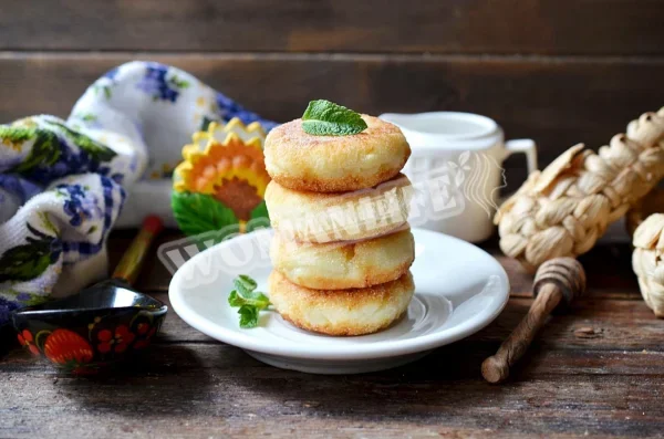 Пишні сирники з манкою на сковороді, класичні