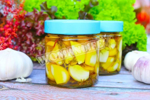 Часник маринований з олією