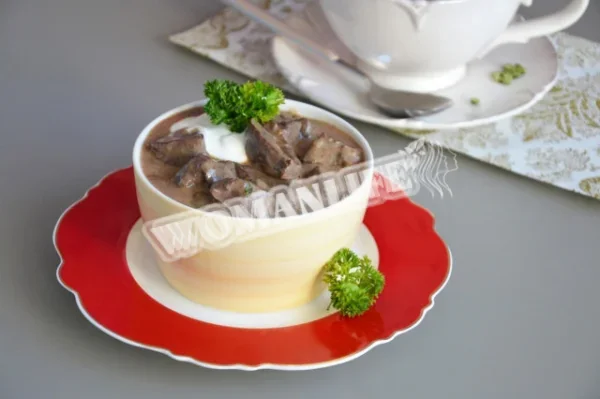 Яловича печінка в сметані на сковороді