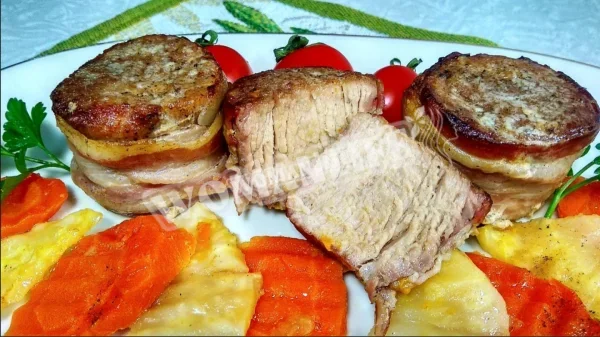Свинячі медальйони в беконі з овочами