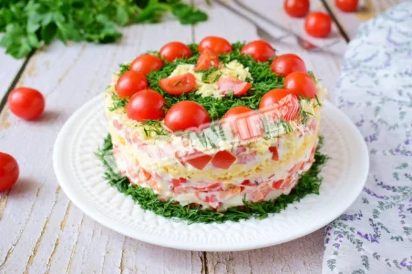 Салат Червоне море з крабовими паличками, помідорами і перцем