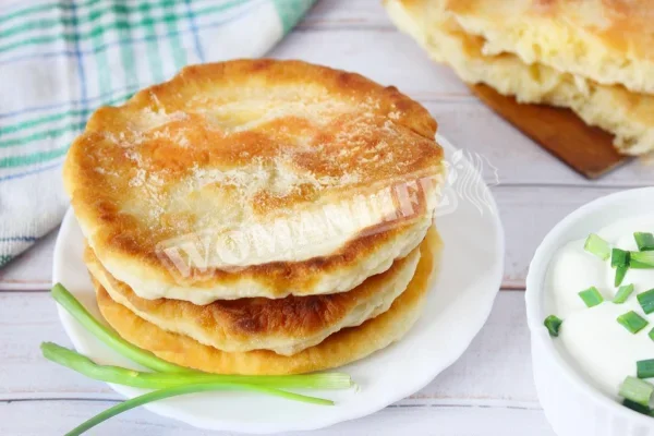 Пишні коржі на сковороді на кефірі