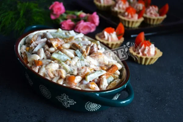 Грибний салат з маринованими грибами та шинкою