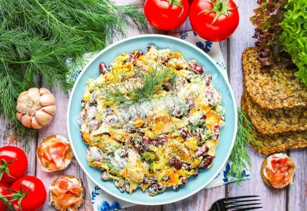 Салат з квасолею, куркою і морквою
